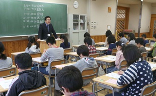 Des écoliers de primaire japonais passent un examen, à Tokyo, le 24 avril 2013.