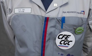 Un responsable de la CFE/CGC de l'usine de Rennes-La Janais devant l'usine PSA Peugeot Citroen- La Janais en août 2012.