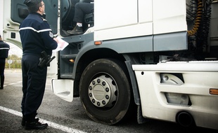 Contrôle de papiers de la Gendarmerie avec un routier sur une aire d'autoroute. 16/11/11 Castelnaud-d'Estrétefonds