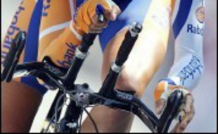 Le Français Cédric Coutouly a donné le coup d'envoi samedi à Strasbourg du Tour de France cycliste 2006, qui ouvre une ère post-Armstrong sans repères précis après l'éviction de plusieurs de ses favoris, à cause du scandale du dopage en Espagne.