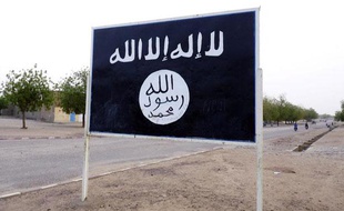 Le drapeau noir d'Ansar Dine le long d'une route à Kidal, au nord-est du Mali en juin 2012