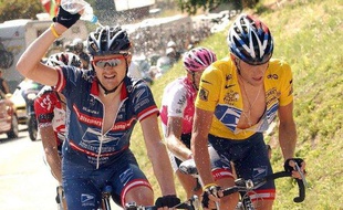Floyd Landis (à gauche), alors équipier de Lance Armstrong (en jaune) sous les couleurs de l'équipe US Postal, lors du Tour de France 2004.