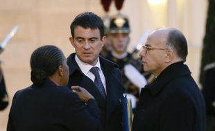 Le Premier ministre Manuel Valls entre la ministre de la Justice Christiane Taubira et le ministre de l'Intérieur Bernard Cazeneuve le 8 janvier 2015 à l'Elysée à Paris