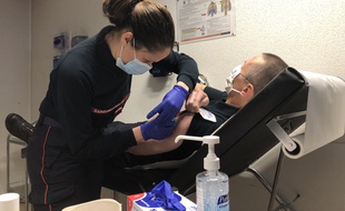 Le directeur départemental adjoint du service d'incendie et de secours de la Haute-Garonne, le colonel Christophe Landrieau, lors de la vaccination anti-Covid.