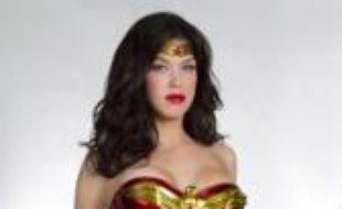 Le nouveau costume de Wonder Woman a été dévoilé le 18 mars par Warner Bros.