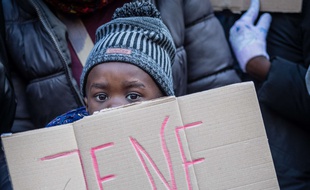 Environ 500 personnes ont manifeté le 25 novembre 2017 contre l'esclavage moderne, domestique et en Libye.