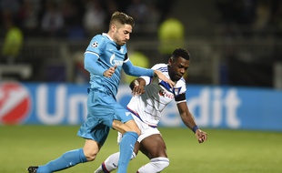 Ici à la lutte avec Javi Garcia, Henri Bedimo a été l'un des meilleurs Lyonnais mercredi, pendant comme après le match.