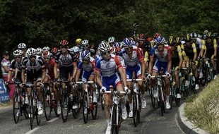 La Groupama FDJ roule dans le peloton.