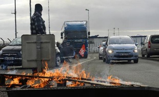 Des routiers bloquent un accès à Nantes, le 27 janvier 2015