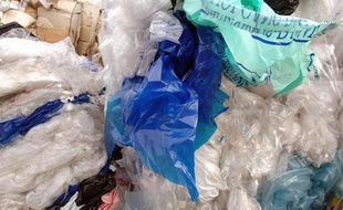 La Commission européenne a sommé lundi les Etats-membres de réduire l'usage des sacs en plastique à usage unique, dont plus de 8 milliards par an finissent en déchets sauvages dans l'UE, asphyxiant sols et mers