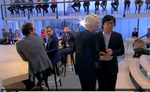 Jean-Vincent Placé quitte le plateau du «Supplément», le 13 avril 2014