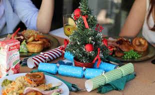 Illustration d'un repas de Noël.