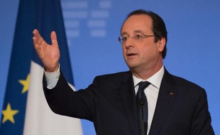 François Hollande est parvenu cette semaine à imposer son agenda politique et ses choix économiques, malgré le déchaînement médiatique sur sa vie privée, mais l'hospitalisation de Valérie Trierweiler, à laquelle il a rendu visite jeudi, reste un problème pour lui.