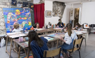 Illustration d'un Groupe d'enfants retournant à l'école.Montrouge,02/05/2020.