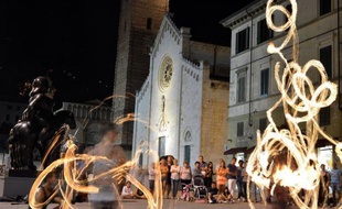Le berceau de la sculpture en Italie, la ville de Pietrasanta, en Toscane, fête les 80 ans de l'artiste colombien Fernando Botero avec une exposition inédite d'oeuvres colossales représentant des chats, des chevaux et des femmes aux formes généreuses.
