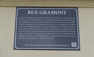 La plaque de la rue Grammont à Bordeaux a été modifié pour rajouter une mise en contexte sur les actes de ce dernier
