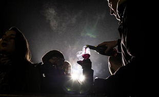 Beaujeu (Rhône), le 19 novembre 2014. Les amateurs dégustent le Beaujolais nouveau.