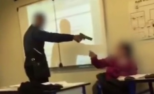 Une vidéo diffusée sur les réseaux sociaux montre un élève braquer sa professeure avec une arme factice.