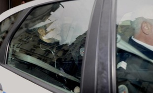 Maurice Agnelet quitte le 7 avril 2014 le tribunal de Rennes entre deux policiers