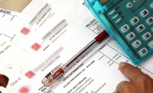 Les frais bancaires creusent encore plus le déficit des clients endettés