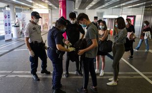 Des policiers procèdent à des fouilles, ici au métro Jean Jaurès à Toulouse, à la recherche de stupéfiants
