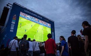 Illustration d'une retransmission de l'Euro 2016 sur écran géant, ici à Lyon, lors du match France Roumanie.