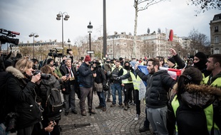 Les journalistes en train de couvrir la quatrième journée de manifestation des gilets jaunes.