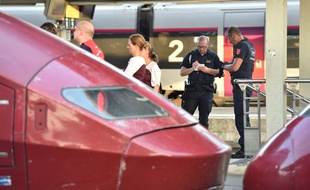 Policiers près d'un train Thalys en gare d'Arras après une fusillade le 21 août 2015.