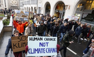 Des étudiants manifestent à Bruxelles ce jeudi 17 janvier pour presser les adultes d'agir contre le réchauffement climatique.