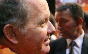 Les oreilles du député villepiniste François Goulard ont sifflé mardi en réunion du groupe UMP à l'Assemblée nationale, ses pairs, à l'unisson de François Fillon, dénonçant sa présence au meeting anti-tests ADN organisé au Zénith par SOS Racisme.