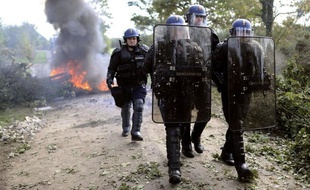 Europe-Ecologie-Les Verts (EELV) a déclaré mardi que "la violence doit cesser" à Notre-Dame-des-Landes (Loire-Atlantique) où les forces de l'ordre ont lancé depuis le matin une nouvelle opération d'évacuation des opposants à l'aéroport Grand Ouest.