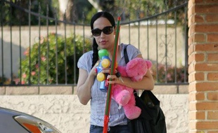 Nadya Suleman, mère d'octuplés nés à Los Angeles en janvier 2009, arrive dans sa nouvelle maison le 23 mars 2009.