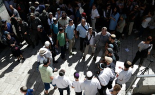 Des juifs religieux nationalistes et des responsables politiques israéliens de droite rassemblés près du site sensible de l'esplanade des Mosquées à Jérusalem pour rendre hommage à Hallel Yaffa Ariel, le 12 juillet 2016