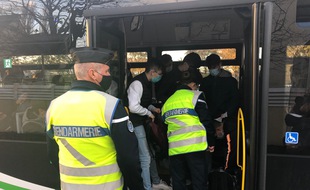 Contrôle des attestations dans un bus à Sainte-Luce près de Nantes, le 12 novembre 2020