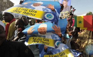 L'Union africaine a proposé une "feuille de route" prévoyant que le président sortant Abdoulaye Wade, 85 ans, à la candidature contestée, quitte le pouvoir dans deux ans s'il est réélu, pour mettre fin aux violences au Sénégal, à la veille du premier tour de la présidentielle.