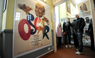 Des visiteurs, le 30 avril 2014, au musée Louis de Funès, situé dans une partie annexe de l'ancien château du légendaire acteur comique, au Cellier (Loire-Atlantique)