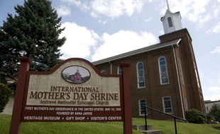 L'église méthodiste de Gafton a été renommée Mother's Day Shrine en l'honneur d'Anna Jarvis.