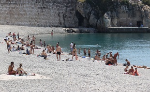 Les plages de Nice sont devenues les « nouvelles terrasses » avec la fermeture des bars et des restaurants (Illustration)