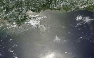 Le golfe du Mexique le 12 juillet 2010, montrant le pétrole à la surface de l'eau.