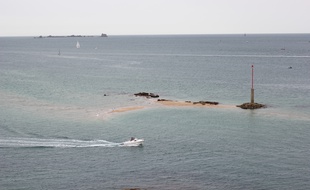 Illustration d'un bateau de plaisance, ici au large de la côte d'Emeraude, en Ille-et-Vilaine.