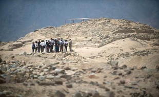 Des touristes visitent le complexe archéologique de Caral au Pérou, le 8 novembre 2015