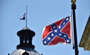 Le drapeau confédéré devant le Parlement local le 19 juin 2015 à Charleston