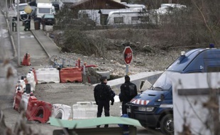 Des gandarmes montent la garde le 18 janvier 2016 aux abords d'un camp du voyage à Moirans, en Isère