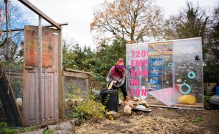 Implanté sur un terrain vague, le camp "Grow Heathrow" le 5 décembre 2015, près de Londres