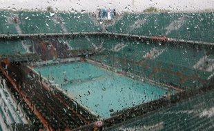 Paris, le 28 mai 2013. Le court central de Roland Garros sous la pluie