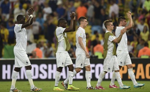 Les joueurs de l'équipe de France saluent leurs supporters après le match nul face à l'Equateur, le 25 juin 2014, à Rio.