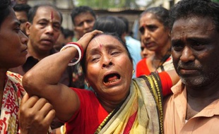 Une femme crie sa douleur le 27 mars 2015 à Narayanganj (près de Dacca), après avoir appris la mort d'un proche tué lors d'un rassemblement hindou