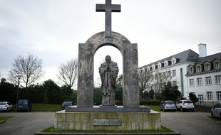 La statue de Jean-Paul II est installée depuis 2006 sur une place publique de Ploërmel.