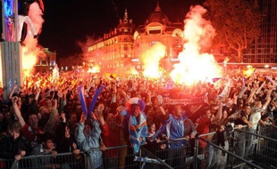 Le 13e budget de L1, Montpellier, a démenti tous les pronostics et est devenu dimanche champion de France, première dans l'histoire du club, dans une soirée folle marquée par d'incroyables et longues interruptions du match à Auxerre, où jouaient les futurs champions.
