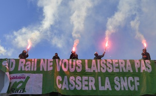 Des membres de SUD-Rail manifestent contre le projet de réforme de la SNCF, près de la gare de Lyon à Paris, le 12 mars 2018.